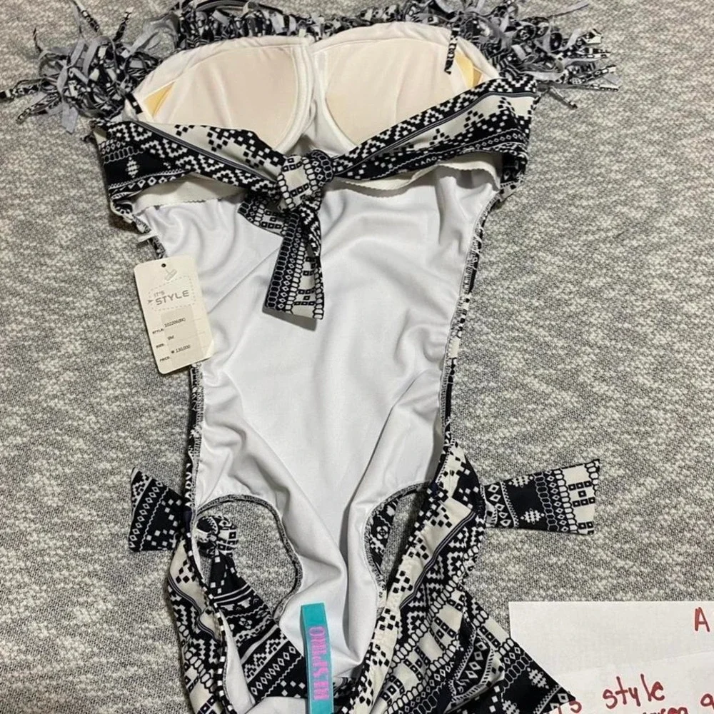 Black/White swimsuit with ruffles. Made Korea 9M=girl 7-8 years‎ old. SKU -A119